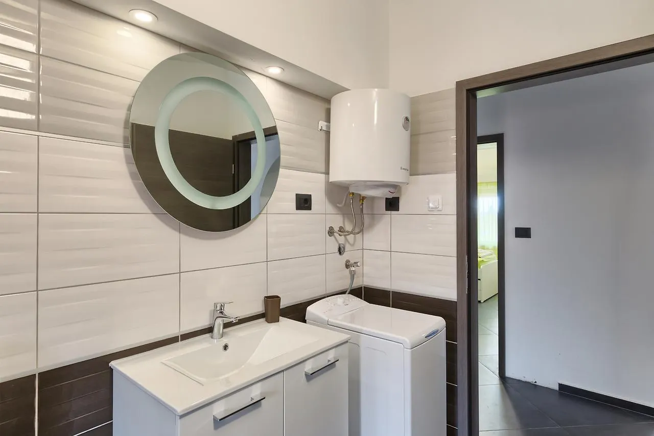 Apartments Ines Pula 0*,